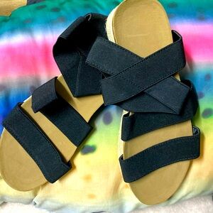 Platform espadrille elastic sandals.